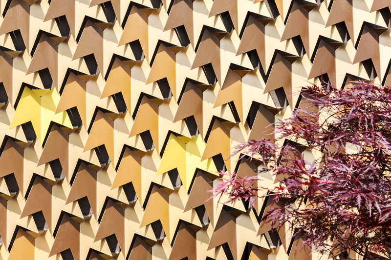 Illustration for article titled Aluminum Leaves Give This London House a Groovy Geometric Facade